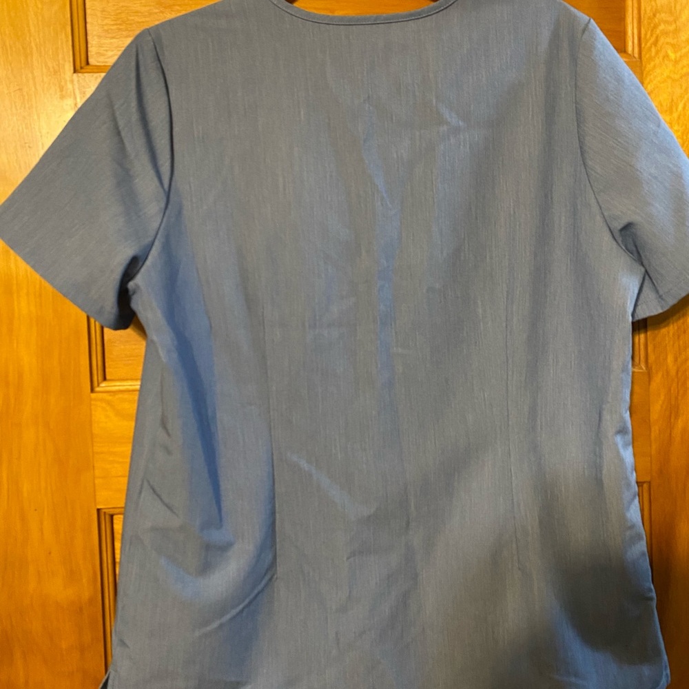FIGS SCRUB TOP - Picture 4 of 5